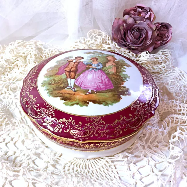 Grosse boîte bonbonnière porcelaine Limoges France décor romantisme Fragonard