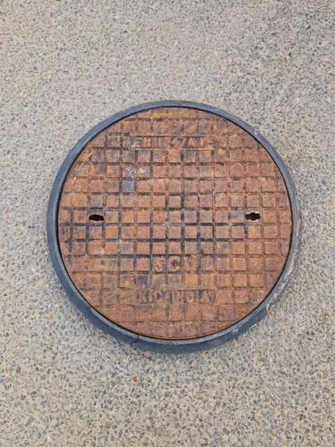 Reclaimed Round Cast Iron Manhole Drain Cover 485mm & frame, FREE P&P, Keyhole