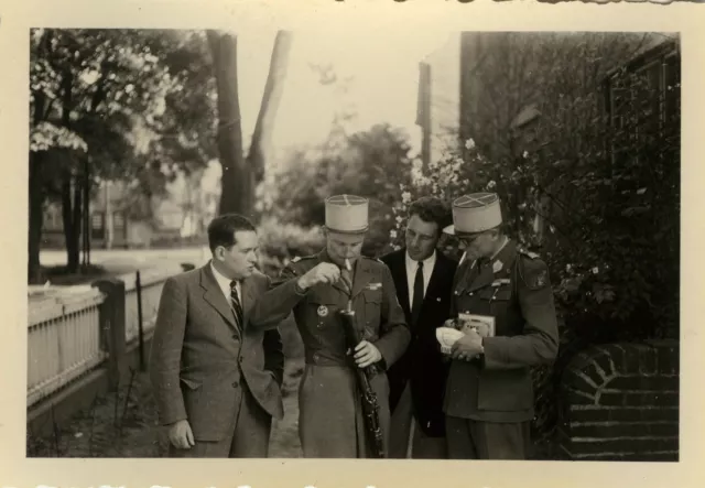 Photo Ancienne - Vintage Snapshot - Militaire Gradé Fusil Curiosité Cigarette 49