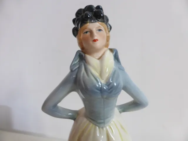 Figurine en porcelaine Allemande "Goebel" -" Femme en robe  d'hiver 1900"