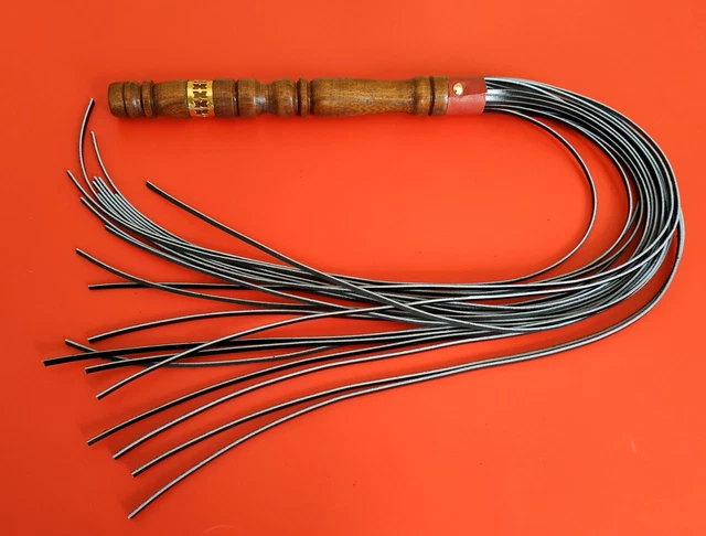 Superbe Martinet 22 Lanières en cuir de 55,5 cm manche en bois massif Vernis