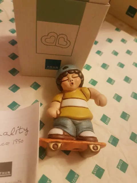 BELLISSIMO BIMBO CON sketbool della Thun nuovo con relativa