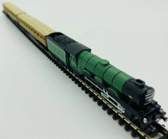 Z GAUGE SCALE LNER Flying Scotsman + Coaches Train Model