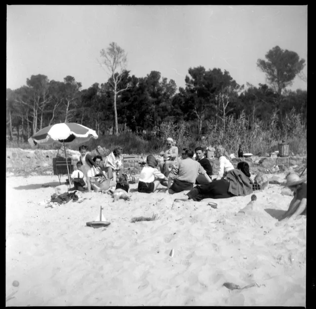 Famille bord de mer assis plage sable - 2 Anciens négatifs photo an. 1950