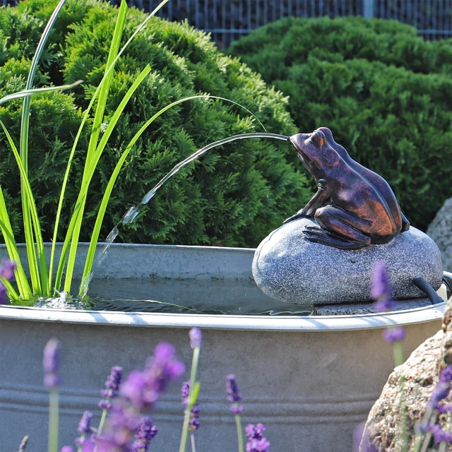 SOLAR SPRINGBRUNNEN FROSCH Stein Figur Wasserspeier mit Solarpumpe