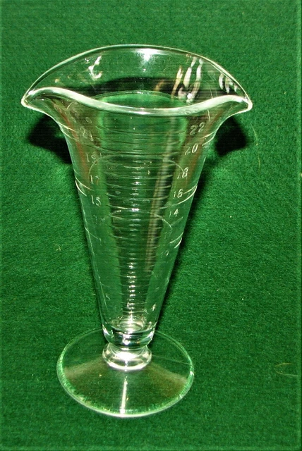 Unbranded Graduated 1 to 22 measuring units Glass Beaker With Spouts  7.24" High