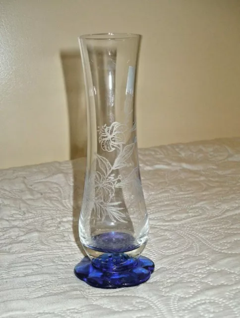 Vase soliflore en verre grave à la main sur piédouche bleu