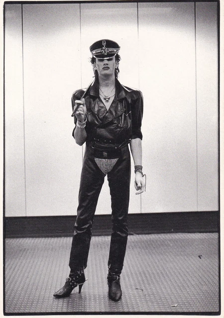 10x15cm Drag-Queen TRANSVESTITE LGBT GAY LEATHER SEXY POSTCARD