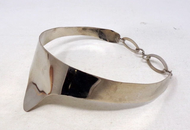 Collier ras de cou des années 1970 métal argenté et perle verte