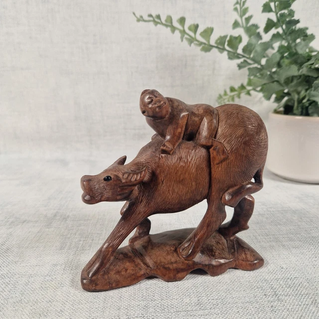 Vintage chinesisches Holz handgeschnitzter Wasserbüffel mit Junge auf der Rückseite