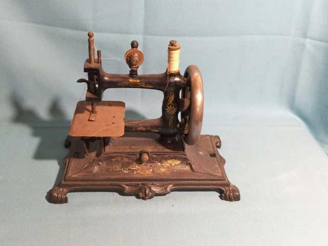 ANCIEN JOUET - MACHINE À COUDRE EN TÔLE PEINTE