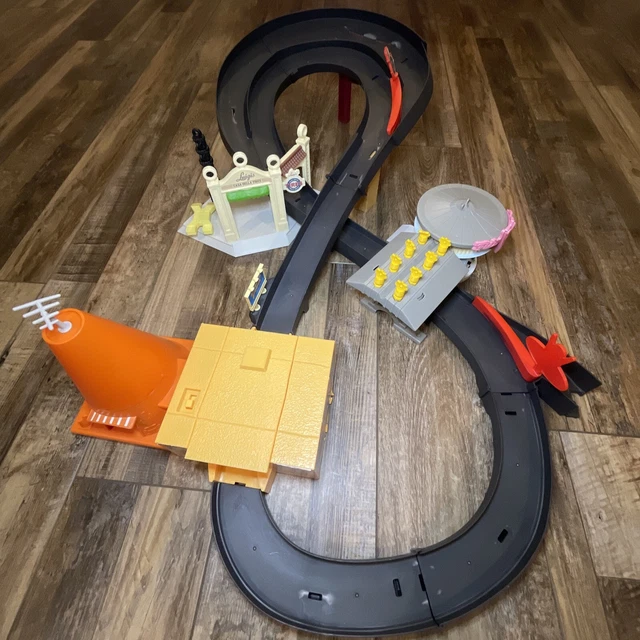 DISNEY PIXAR RADIATOR Springs Hot Wheels Track Playset Luigis Casa ...
