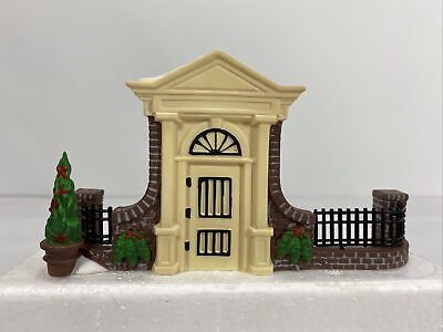 Department 56 Disney Parks Village “Olde World Antiques Gate“ #5355-4 Christmas