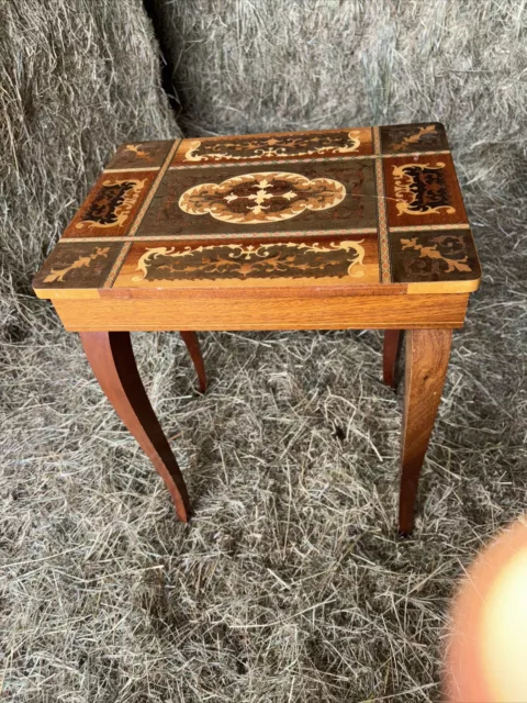 VINTAGE WOODEN ITALIAN MUSICAL INLAID SIDE TABLE STORAGE BOX/SEWING Works Free P