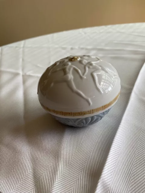 RETIRED 2006 ‘GREEK DANCES JEWELRY CASE LLADRO’ PORCELAIN FIGURINE-Item#01007705 RETIRED 2006 ‘GREEK DANCES JEWELRY CASE LLADRO’ PORCELAIN FIGURINE-Item#01007705