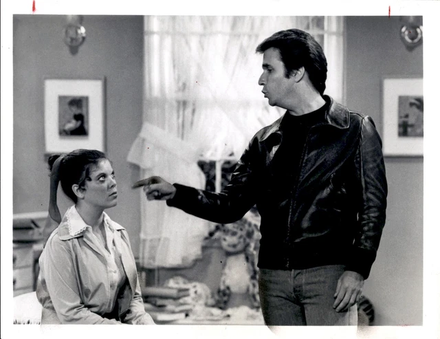 LD304 1979 Original Photo HENRY WINKLER ERIN MORAN HAPPY DAYS SMOKING AIN'T COOL