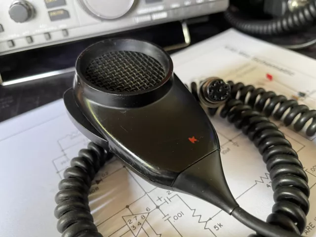 Microfono processore vocale radio CB K40 con kit di ricarica e manuali utente.