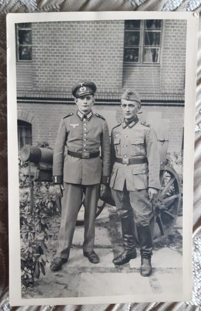 altes  Foto dt. Soldat  Offiziere vor Kanone Haubitze vor  einem Haus   2. WK