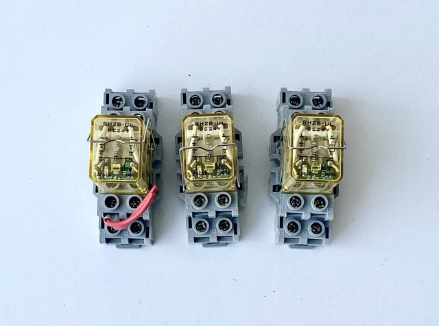 Lotto Di 3 IDEC RH2B-UL AC24V Relè Nuovo Con Base