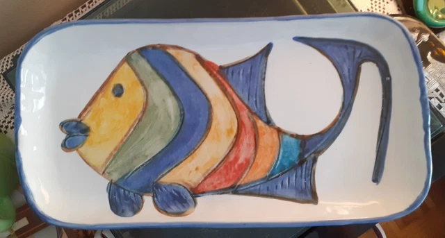 Plat En Grés. Figurant un Poisson. Signature à la pointe à Identifier.