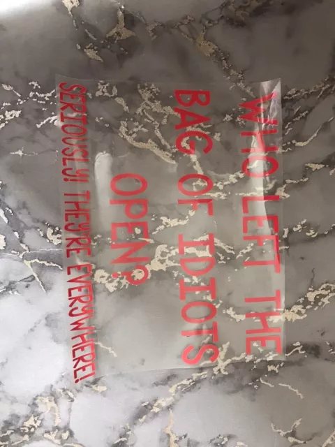 Zitat aus rotem Bügeleisen auf Vinyl (wer hat die Tasche der Idioten offen gelassen?)