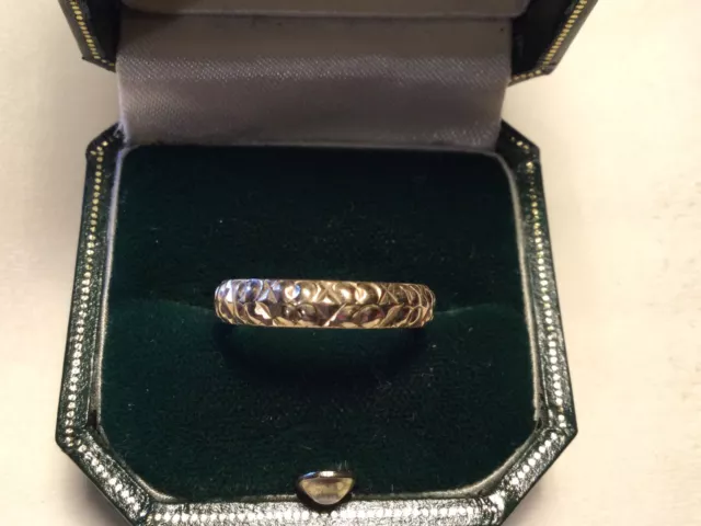 9ct Gold Engraved Wedding Band. 1.9 g. Size O.