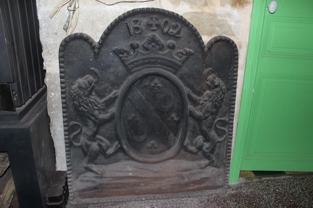 ANCIENNE PLAQUE DE CHEMINEE EN FONTE DATE 1302 COURONNE ARME LIONS