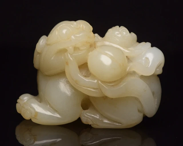 Chinese Exquisite Handmade Lion Carving Hetian Jade Statue