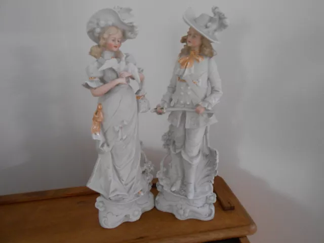 superbe ancien  grand couple en porcelaine biscuit...19 éme.......voir photos