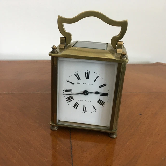 Pequeño reloj de carro antiguo con carcasa de latón......RAMBRIDGE OF SALISBURY