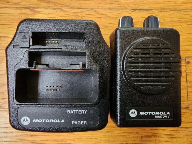 Motorola Minitor V (5) High Band UHF Pager 2 Channel Stored Voice w/Base Charger