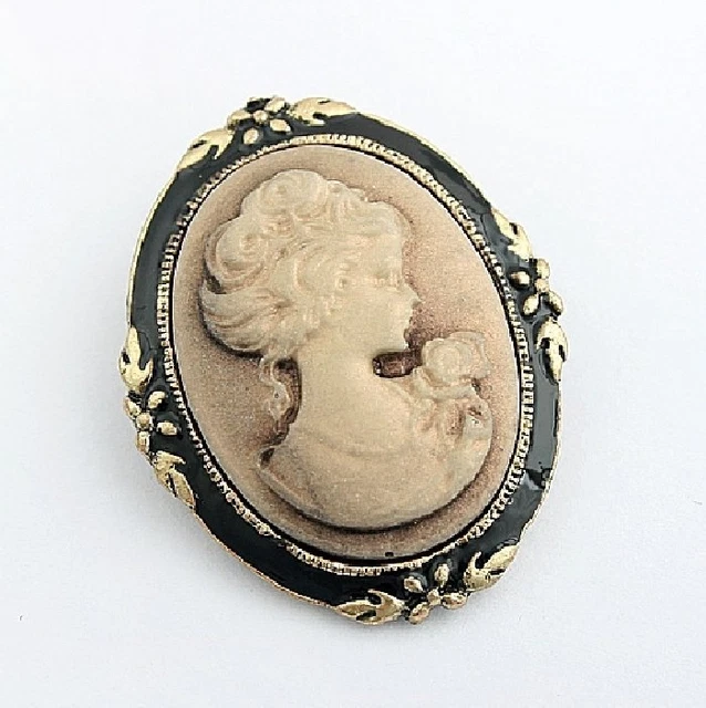 Pendentif broche camée en forme de coquillage avec monture ovale en métal doré