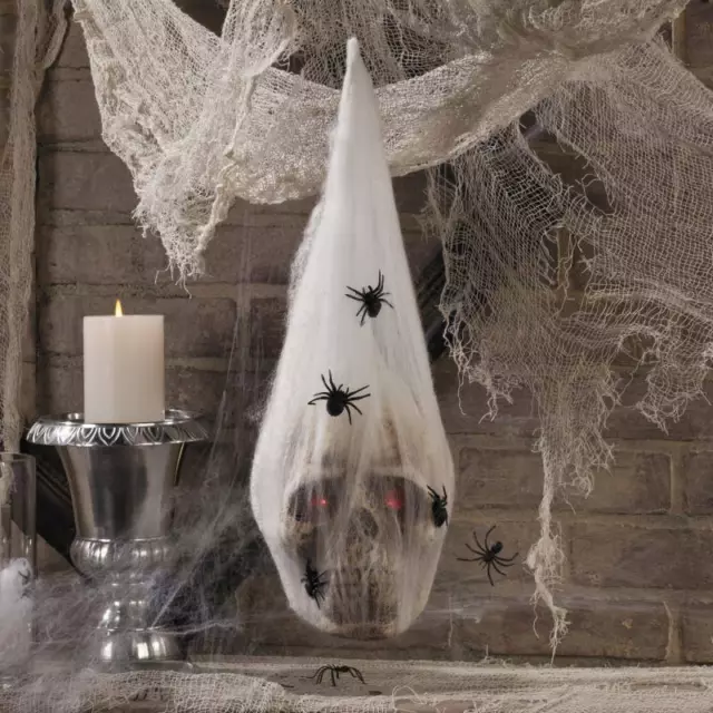 Halloween Totenkopf mit roten LED Augen und Spinnennetz mit Spinnen