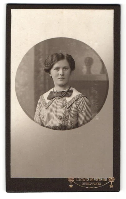 Fotografie Ludwig Mertens, Rendsburg, Portrait junge Dame im gestreiften Kleid