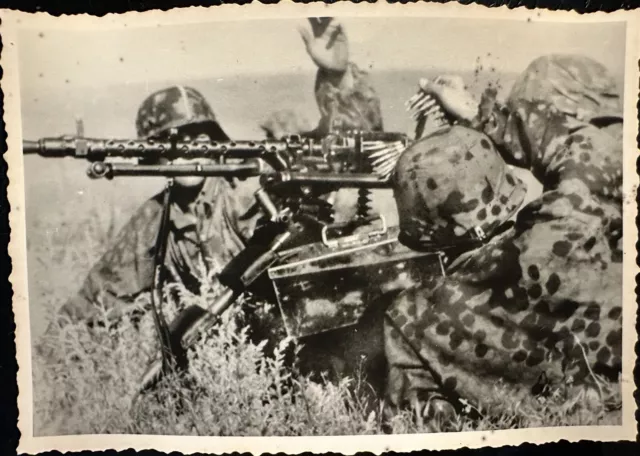 GERMAN Photo WW2 WWII ARCHIVE : Elite WAFFEN Camo en ACTION av MG-34