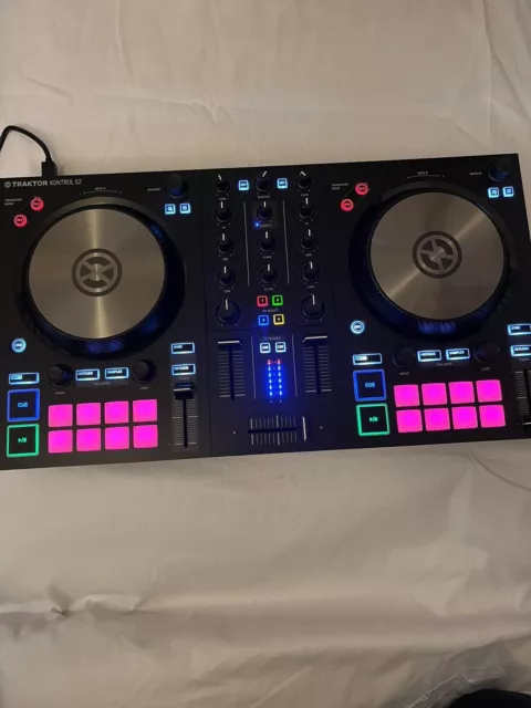 Native Instruments Traktor Kontrol S2 MK3 2-Channel DJ System 2