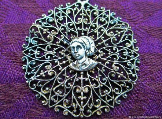 Pendentif Ancien Breton En Métal Argenté - Forme Coiffe Bretonne | Souvenir Vintage, Légère Usure
