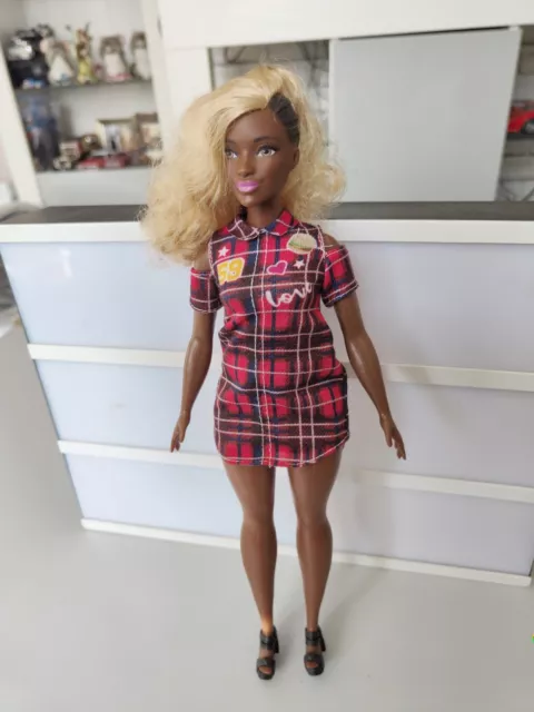 Boneca Barbie Fashionista Mod 157 Curvy Xadrez Mattel