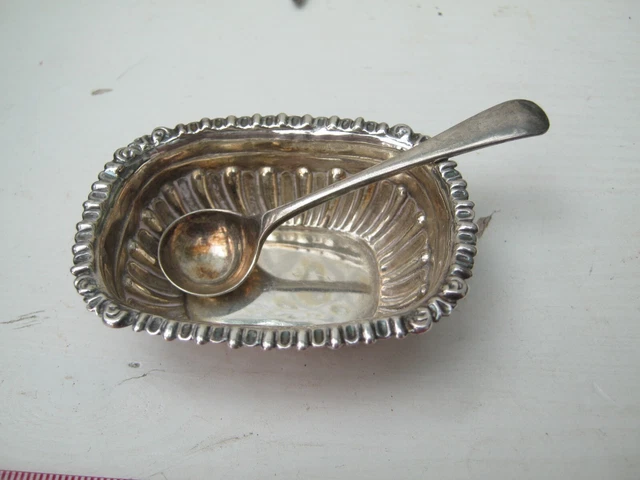 Birmingham 1887 Salina vittoriana argento sterling 1887 con cucchiaio in argento successivo.