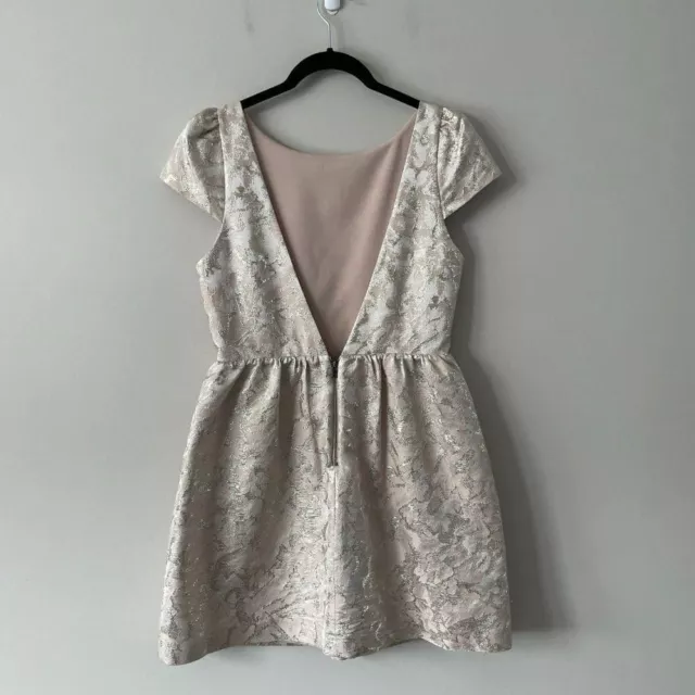 Alice + Olivia Nelly Metallic Jacquard Open Back Casual Mini Dress Cream Gray 8 3