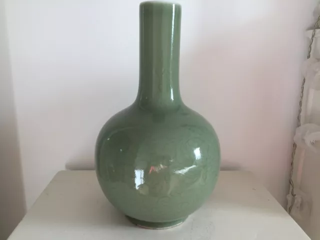 Chine XX Vase porcelaine céladon olive décor de pivoines Haut 33.5 cms