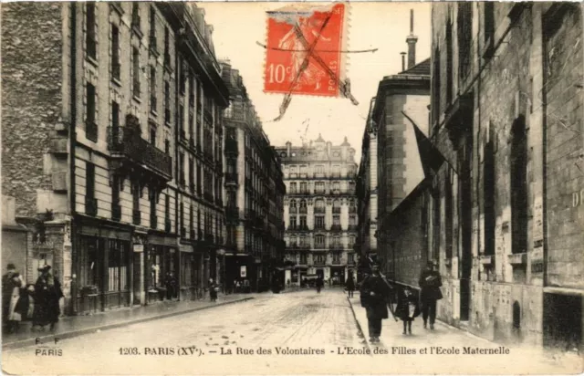 CPA PARIS 15e - La Rue des Volontaires (80716)