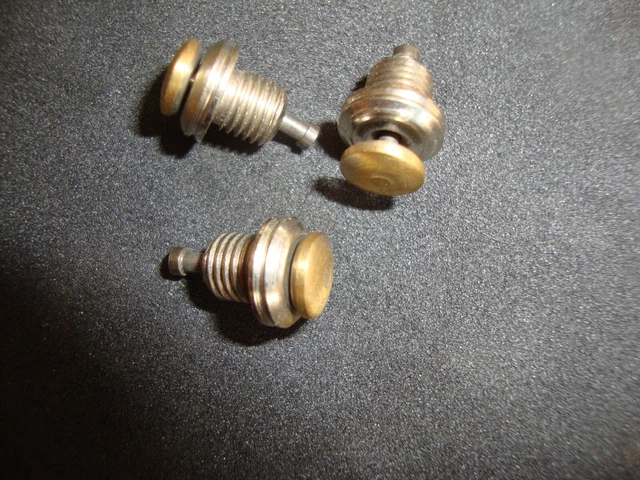 Lot De Pièces D'horlogerie De Précision - Boutons De Réveil Junghans, Japy, Etc. - 63 Pièces Occasion