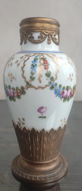 ANCIEN VASE EN PORCELAINE DE SEVRES XIXè REHAUSSÉ BRONZE DORÉ STYLE LOUIS XVI