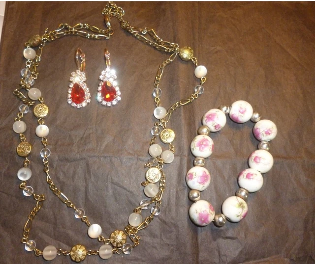 Lot De Bijoux Fantaisie Occasion - Colliers Perles, Bracelets Faïence, Boucles D'oreilles Strass - Doré