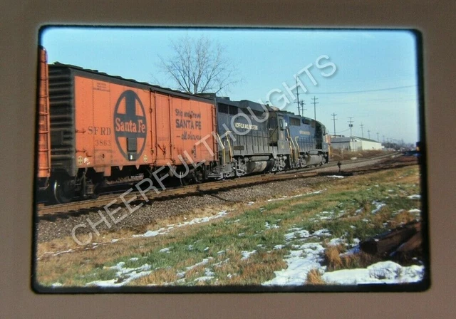 Original '69 Ektachrome Slide NW Norfolk Western 549 GP30 w/ATSF Boxcar    33S22