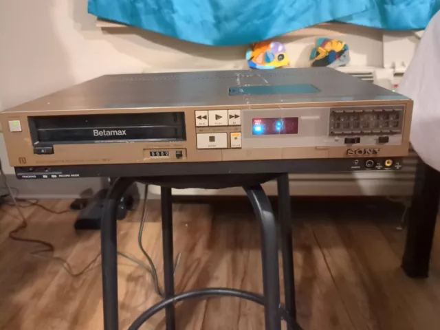 Sony Betamax SL-2305 Video Cassette Recorder/Player tested to powers on