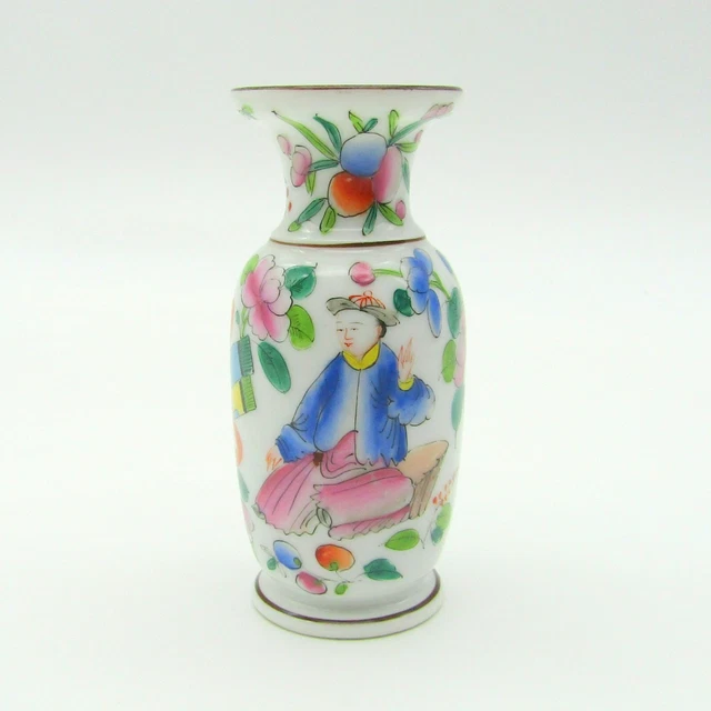 Bayeux. Gosse. Vase en porcelaine décor de fleurs et personnages, XIXe