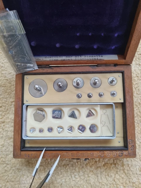 Antike Apothekerwaage Sartorius Werke; Kästchen mit Feingewichten 7