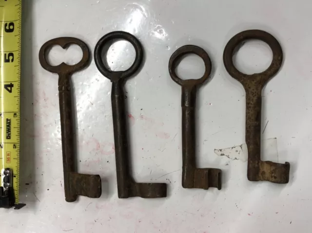 ORIGINAL Vintage LOT of 4 LARGE SKELETON KEYS Antique BIG Old LOCK Jail House?